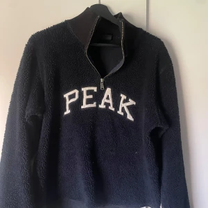 Svart fleece tröja från Peak Performance - Peak performance halfzip, härlig till vintern! Tröjan är M men passar S. Pris kan diskuteras