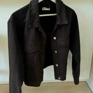 Svart jeansjacka  - Säljer en svart jeansjacka i storlek M från Gina Tricot. Bra skick!