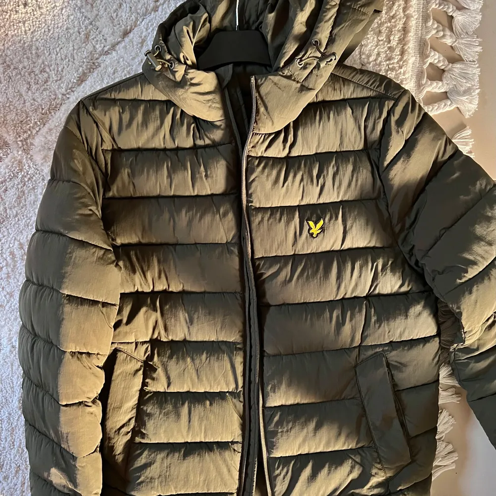 Lyle & Scott jacka i storlek M herr, passar även dam. Modell Lightweight Puffer Jacket. Aldrig använd, köpt för 1500kr men säljs för 500kr. Pris går att diskutera vid snabb affär. . Jackor.