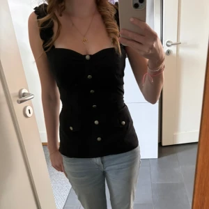 Svart topp med knappar - Svart söt topp med  knappar super snygga detaljer