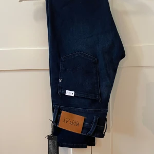 Helt nya Replay jeans  - Nya Mörkblåa Replay jeans Nypris 1800  Priset är diskuterbart 