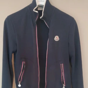 Moncler cardigan  - Skit snygg cardigan! Ny skick 