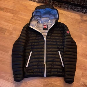 Colmar vinterjacka  - Säljer dennq supersnygga colmar jackan perfekt nu till höst och vinter! Size 50 vilket motsvarar M. Skick 8/10. Kan gå ner i pris vid snabb affär! Hör av dig vid minsta lilla fundering 🤩