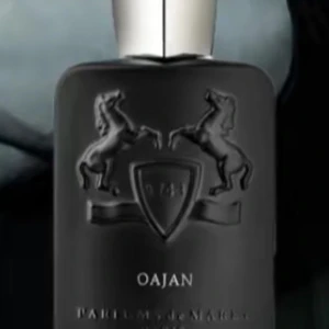 Oajan Eau de Parfum från Parfums de Marly - Säljer en 10ml lyxig Oajan från de Marly. Perfekt för den som vill ha en sofistikerad och unik doft.  Kolla listan med de 28 st mest haypade parfymer och välj din favori. Jag köper in större mängd refill och därför kan jag sälja till bättre priser   