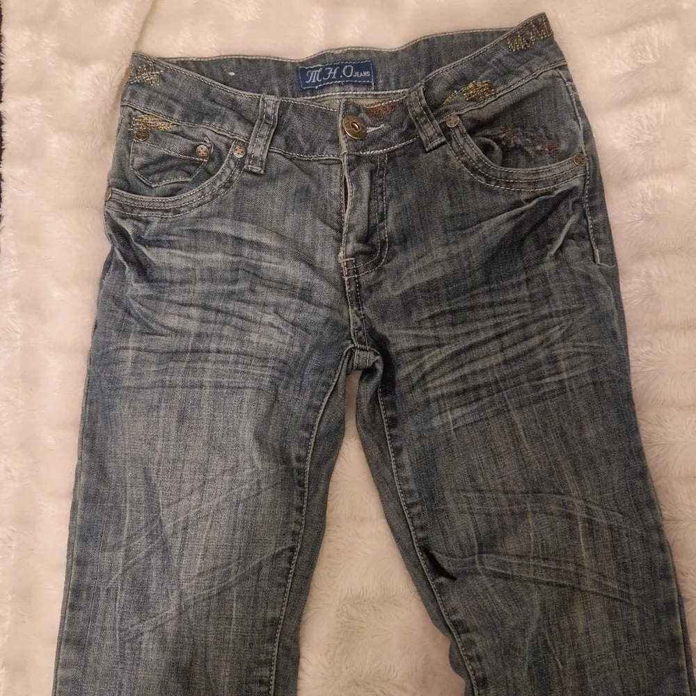 Skit snygga jeans capri shorts. Tyvärr för små för mig så måste sälja dom! Skriv för mer bilder eller mått 🥰🥰 PRISET ÄR DISKUTERBART!. Jeans & Byxor.