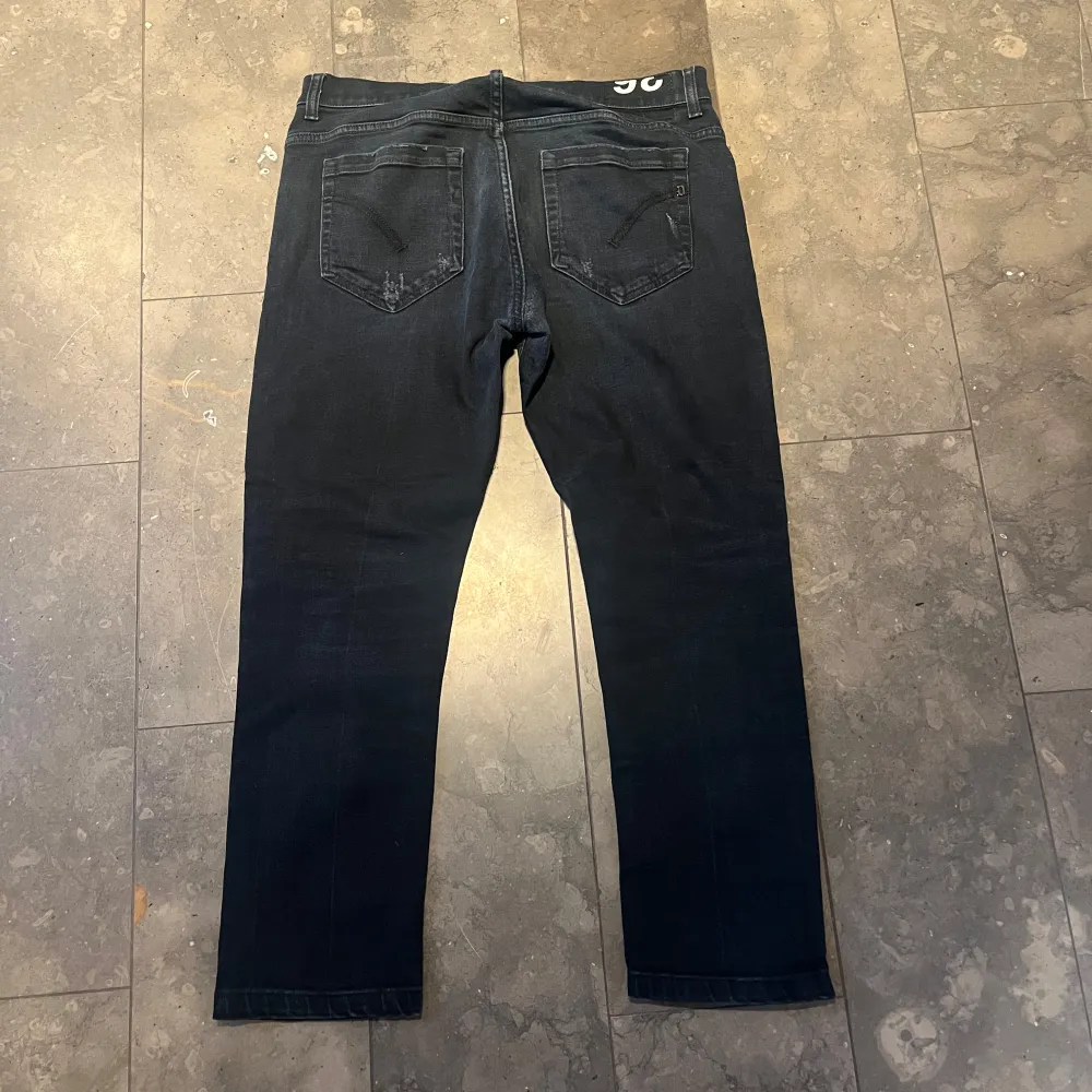 Dondup jeans som faktiskt är i storlek 36 men det är något väldigt fel med dom så dom sitter mer som ett par 32/33 nypris runt 2000kr knappt använda jätte fint skick. Jeans & Byxor.