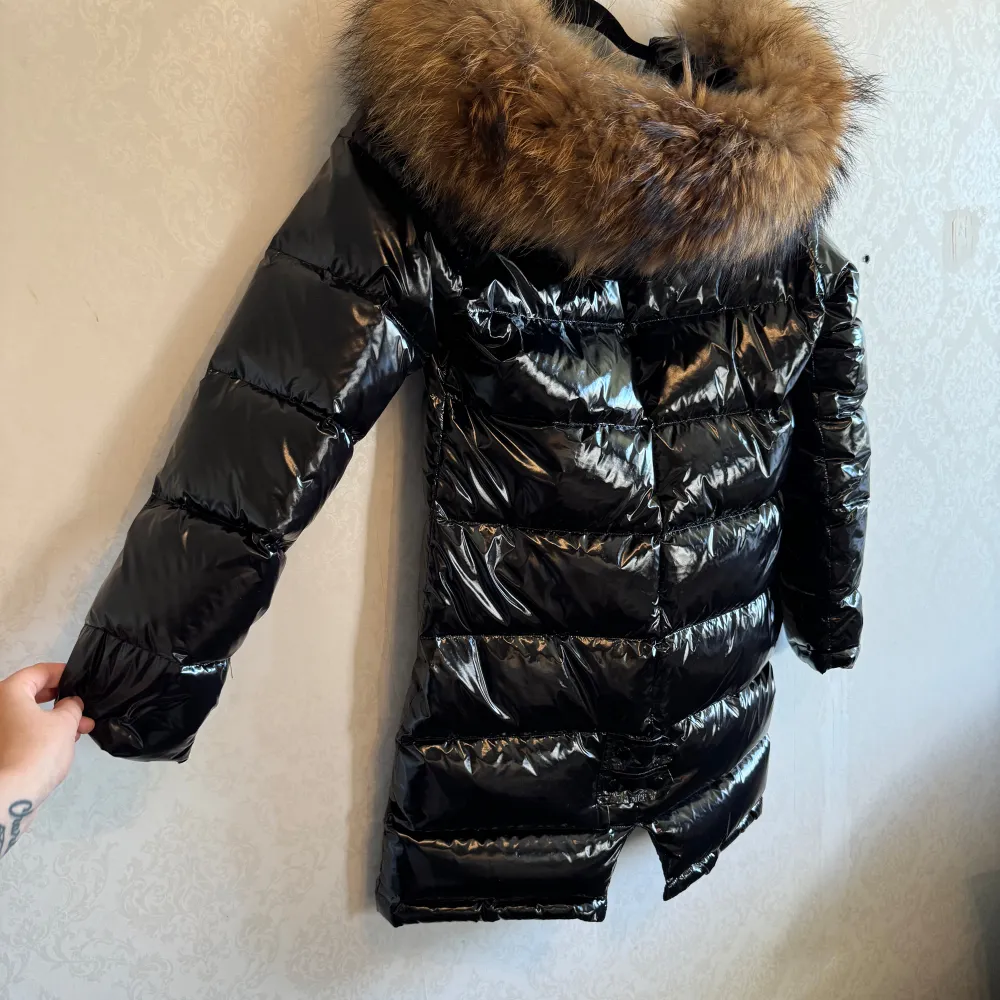 ”Isabella jacket” från Fur Stockholm, inköpt förra året för 2899kr, använd fåtal gånger så den är i nyskick.  OBS: Äkta päls.. Jackor.