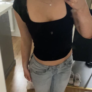 T shirt - Croppad t shirt från Gina i bra skick, knappt använd💗