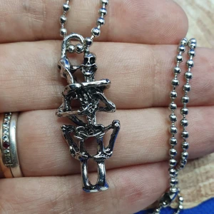 Halsband - Älskande Skelett - Kulkedja 48cm med hänge i form av 2 älskande skelett, oanvänt. ✨️Titta igenom alla mina upplagda och köp fler saker i bundle för att spara på frakten och få allt du köpt i ett och samma paket✨️