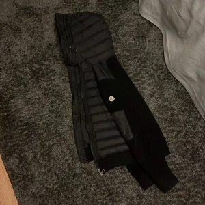 Moncler Cardigan  - Tja! Säljer min moncler cardigan köptes för 2 månader sedan och den är i 9/10 skick med inga skador eller liknande. 