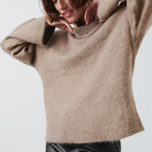 Beige premium quality stickad från ginatricot - Jag säljer denna fantastiska och populära tröja från ginatricot då jag har två styckna i olika storlekar. Denna är i Str M men sitter bra på mig som brukar ha S också🤎slutsåld på hemsidan också!!