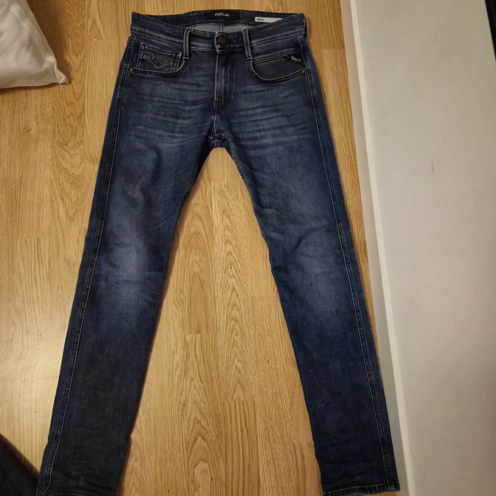 Säljer nu dessa replay anbass i nyskick då dom ej har blivit använda så mycket. Inga defekter eller liknande. Skriv vid frågor eller  funderingar! Nypris 1400!. Jeans & Byxor.