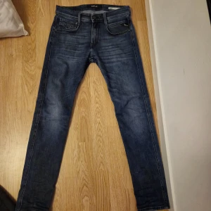 Replay Jeans  - Säljer nu dessa replay anbass i nyskick då dom ej har blivit använda så mycket. Inga defekter eller liknande. Skriv vid frågor eller  funderingar! Nypris 1400!