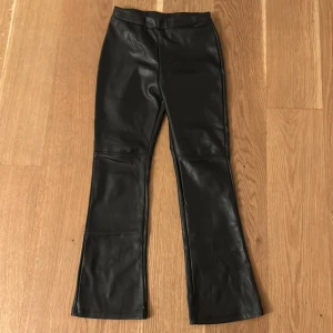 Skinnbyxor -  Jag säljer dessa Säljer dessa jättesnygga skinnbyxorna som tyvärr blivit för små ❤️ Designen på de är bootcut❤️❤️🥰