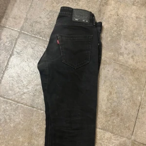 Levis 511 - I använt skick men inga defekter, storlek 30/30 bra passform, kan gå ner i pris, skriv i dm för mer info!