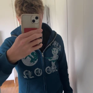 Aim for the moon hoodie - Det är en hoodie köpt från aim för the moon, det är väldigt bra skick och använd några gånger, den är nytvättad och är storlek M, säljer den pga att den är för liten. 