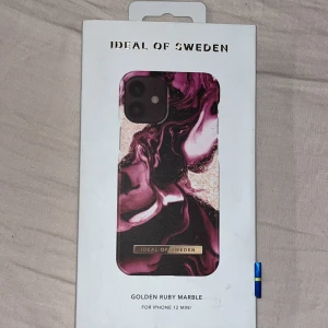 Ideal of sweden fodral - Säljer ett oanvänt iphone 12 mini mobilfodral från ideal of sweden då jag beställde fel modell/storlek. Paketet är lite trasigt längst ner men aldrig öppnad💖originalpriset är 349kr men säljer för 160kr