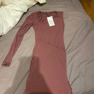 Klänning - Medellång klänning i siden, aldrig använd