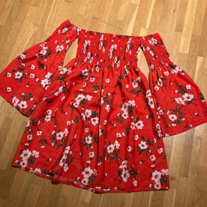 Klänning  - Fin offshoulderklänning knappt använd  Resår upptill och på överarmarna 