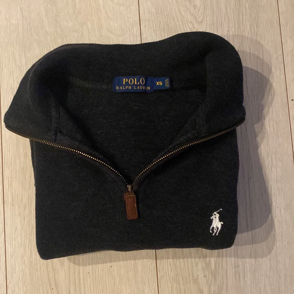 Säljer denna feta Ralph lauren stickade zip up tröjan som är perfekt till vintern och hösten och väldigt trendig just nu. Priset är inte hugget i sten!. Hoodies.