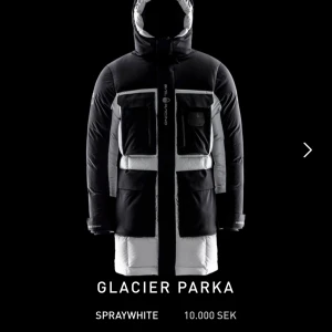 Sail Racing Jacka - Jag säljer min Sail Racing Glacier Parka för 6000, den är i storlek M men passade mig som bär storlek L fint. Jackan är väldigt bra för dessa kommande kalla dagar och håller en väldigt varmt. Jag har haft den i ett år och har använt den endast en vin