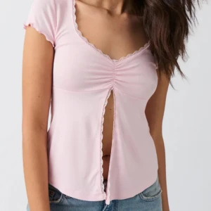 Topp - De är en rosa och en vit top köpta i sommras har inte kommit till nån användning. Den rosa har aldrig använts den vita har använts Max 5 gånger  Man kan köpa båda för 400 eller en för   250 pris går att diskutera☺️