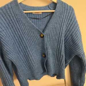 Kofta Chiquelle  - Stickad blå Kofta från Chiquelle, storleken onesize