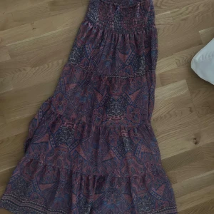Långkjol - Jätte fin lång kjol, den går över fötterna, använd få tal gånger. Nypris  899 säljer för 299. Stretchig i midjan, passar xs-M
