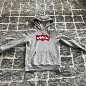 Levi’s hoodie grå xs - Fin grå hoodie från Levis. Fint skick, den är inte använd så mycket och tvättad en eller två gånger. Inga hål eller skador. Storlek: xs