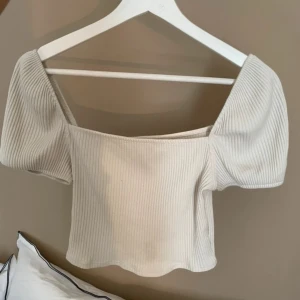 Topp  - Super söt topp från h&m, sparsamt använd.