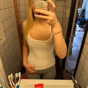 Gulligt linne med rosett - Jätte fint linne som är i hyfsat använt skick 