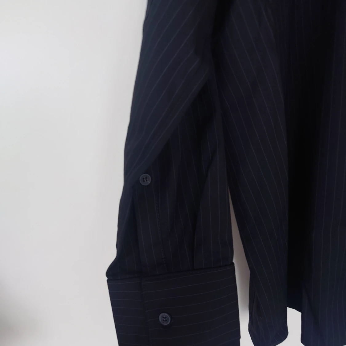 Svart skjorta med vita ränder (oanvänd) - 90