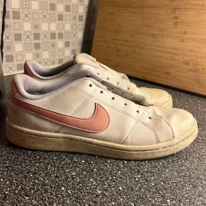 snygga nike skor i rosa - säljer mina super söta rosa nike skor då jag inte alls använder dom. 9/10 i skick. ska såklart tvätta upp dom innan dom fraktas. ( skosnören medföljer ej)