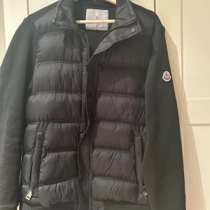 Moncler jacka  - Säljer den för att den inte kommer till användning den är i bra skick den är väldigt snygg pris kan diskuteras 