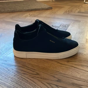 Arigato  - Säljer ett par arigatos då dom inte kommer till användning. Skick 10/10 användna 1 gång. Box och dustbag kommer med. Storlek 45. Ny pris 2500. Om du har några frågor är det bara att skriva 