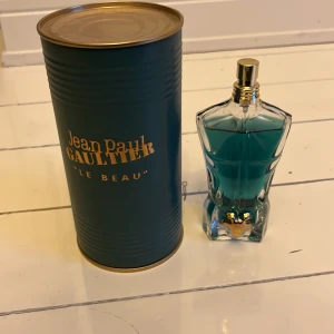 Jean Paul Gaultier 75ml - Hej! Andvänd ett par få gånger. Köpt på en flygplats i Frankrike. Luktar otroligt gott men har lite för många perfymer. Nytt pris 1000kr