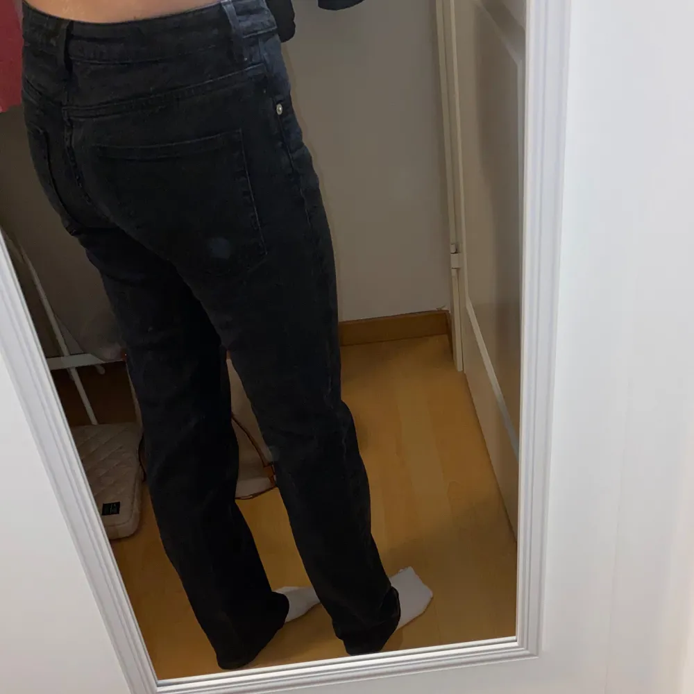 svarta  jeans, mid waist ifrån h&m i storlek 36. gott skick💕. Jeans & Byxor.