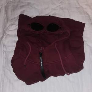 Goggle hoodie vinröd Minimalt slitage 9/10