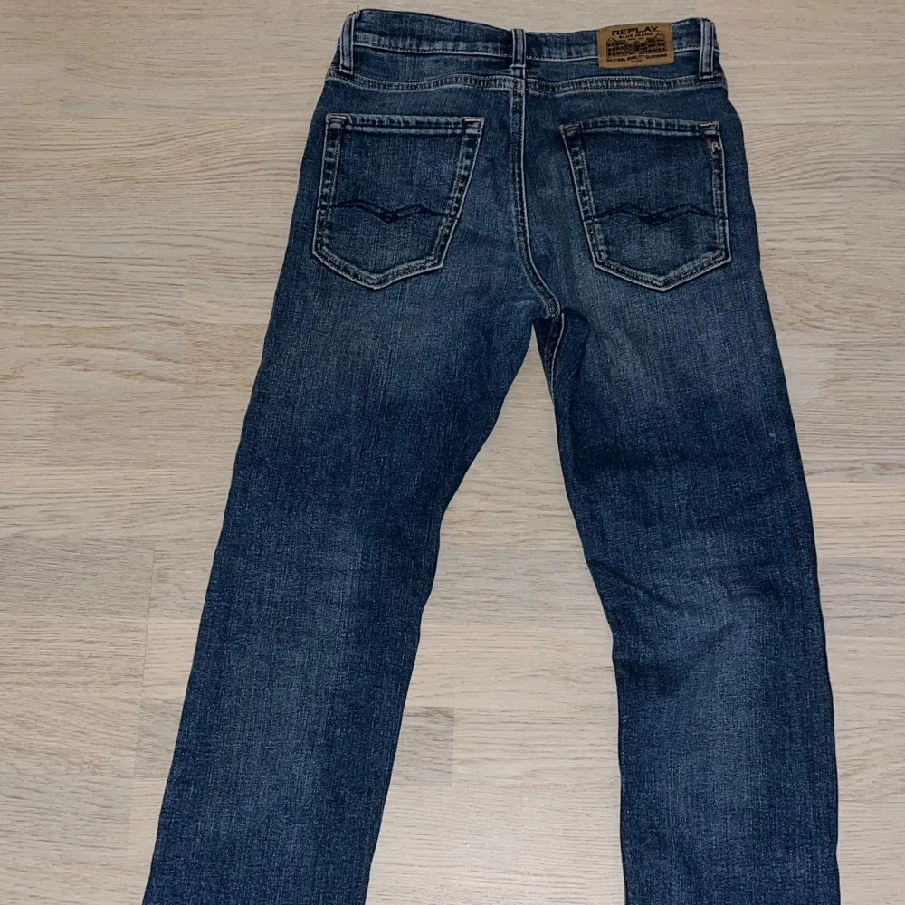 Detta är ett par mörk blåa Replay jeans 12y (150cm) de är i ett bra skick. Köparen betalt frakt.. Jeans & Byxor.