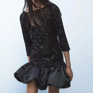 Glittrig klänning zara - Väldigt snygg klänning som passar bra till nyår, finns inte att köpa längre, använd 1 gång förra nyår så är i princip i nyskick 