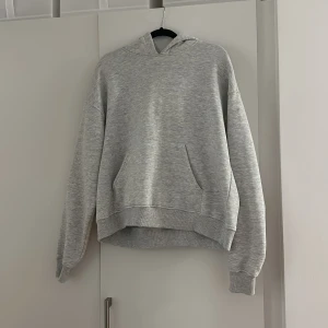 Hoodie - Säljer denna hoodie från gina tricot i storlek s. Använd ett fåtal gånger så den är i välsigt bra skick!🩷