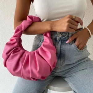 Väska / Rosa väska. 100kr - Säljer min söta rosa väska🎀En snygg och modern väska som fungerar med vardagskläder och kvällskläder🩷.Den andra bilden är från när jag hade den på mig. Dess färg är faktiskt vackrare och passar för sommar och vinter✨