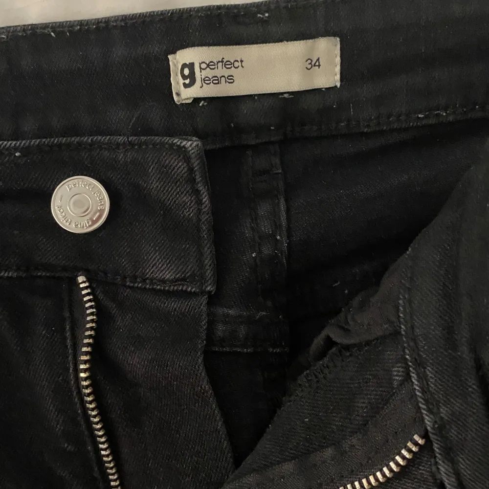 Bootcut jeans från ginatricot som jag inte använder längre. Jag är 167/168cm och de når till golvet på mig, lite slitna i i botten av benen men annars i bra skick.. Jeans & Byxor.