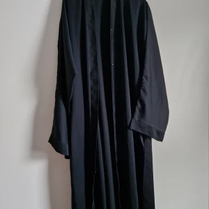 Två abayas - Två fina abayas som har använts endast en gång, köpte dem från en vän i storlek 60 och dem passade tyvärr inte.  Den ena är svart medans den andra mörkgrön, I bild finns dem båda med. Meddela mig om ni vill ha fler.  - Fraktar helst