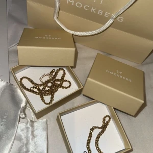 Mockberg halsband armband guld - Använt fåtal gånger, jätte fint skick som nya. Vattentåliga  Båda för 600kr Endast Armbandet för 350kr Endast halsbandet för 450kr Armbandet är 16cm + 4 Halsbandet 40cm + 5