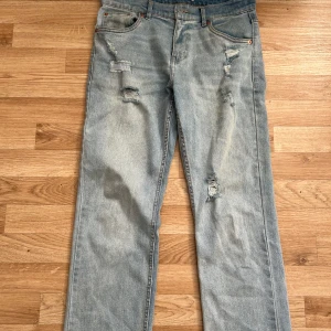 Levis 551 - Införskaffades för 1099kr för drygt en månad sen men märkte direkt att dom var alldeles för långa därmed har dom knappast används. Storlek 16a= 176cm 