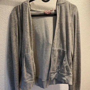 Vintage juicy couture  - vintage juicy couture kofta/hoodie i grå storlek L men sitter som S. Finns ingen dragkedja därför säljer jag den billigt.