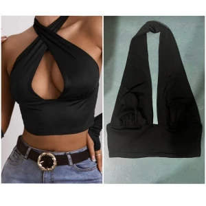 Svart oneshoulder topp - Svart halter top med djup urringning från SHEIN, använd ca 2 gånger bara. 