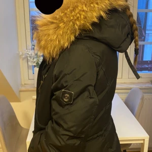 Hollies jacka äkta päls - Säljer min hollies vinterjacka då jag köpt en ny! Den är hel och pälsen är avtagbar. Den är storlek 36 men man kan även spänna in och ut den i midjan i sidorna av jackan. Pris kan diskuteras vid snabb affär.