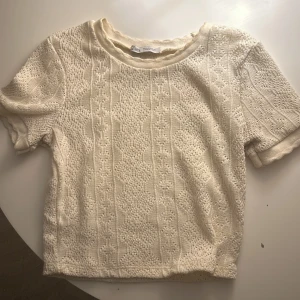 Zara topp - Säljer denna fina topp då den inte kommer till användning längre. Går alltid att diskutera pris! Inga defekter!☺️